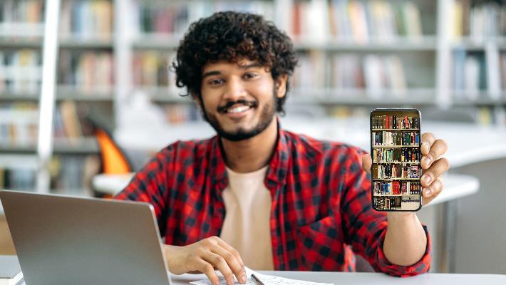 Hombre enseñando una librería en un móvil