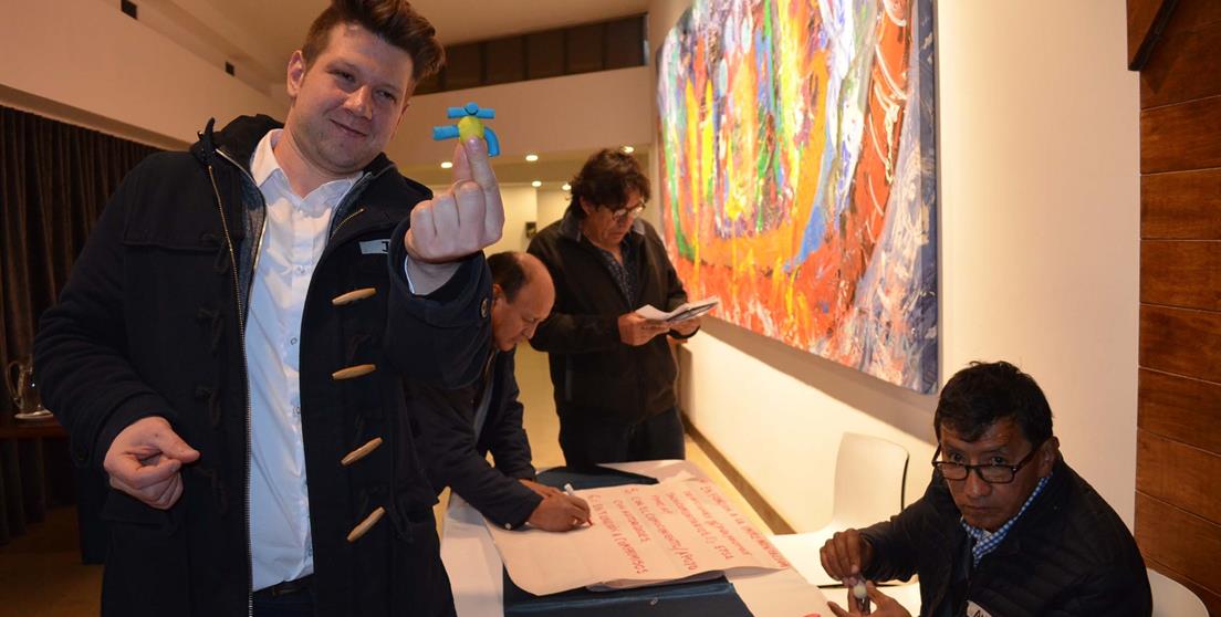 un participante enseña un grifo de plastilina