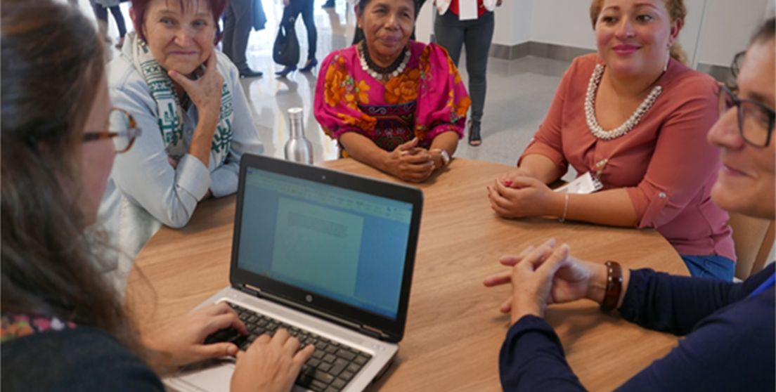 4 mujeres charlan sobre agua