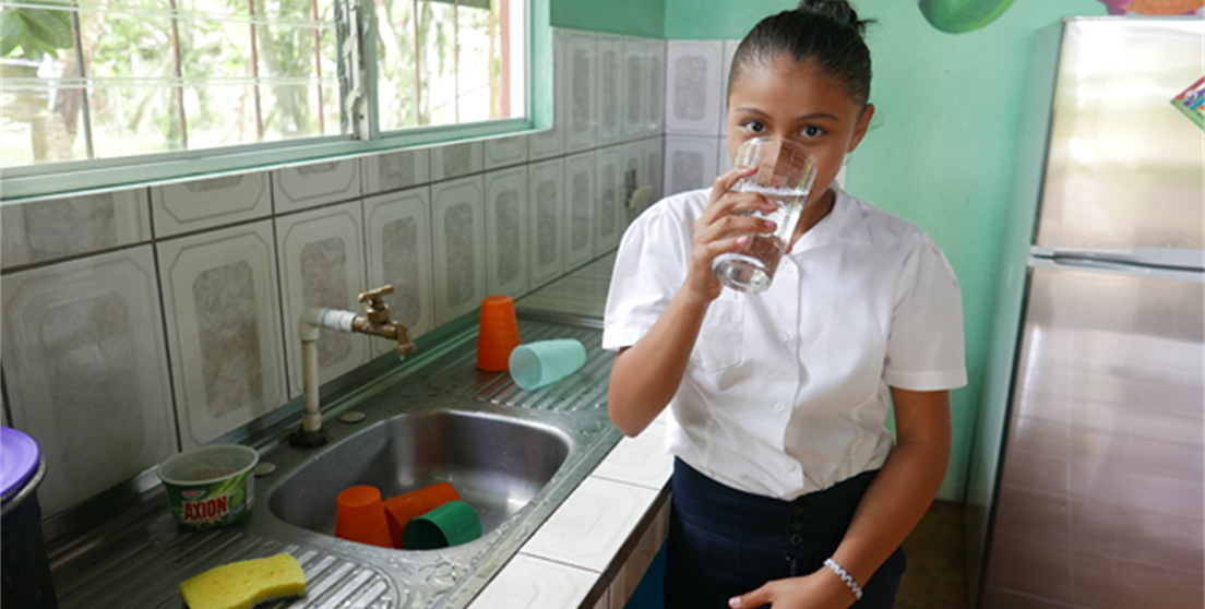 niña bebe agua