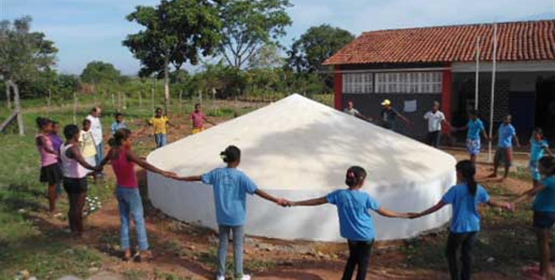 Una de las cisternas recién construida en una escuela