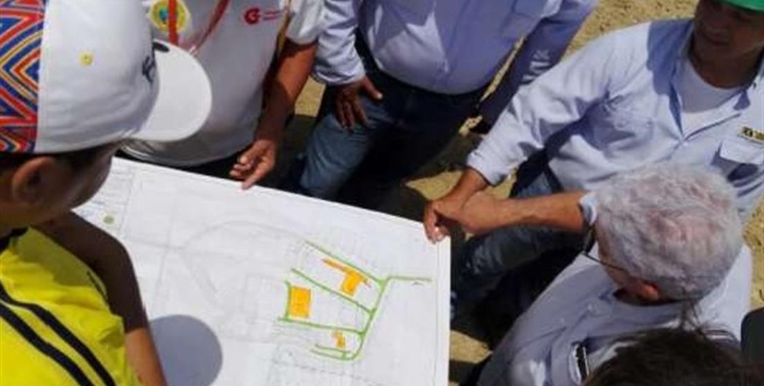 Ingenieros del programa mirando plano