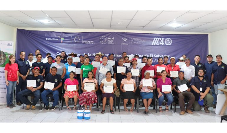 Grupo de graduados participantes en las Escuelas de Campo (ECAs) de la Acción “Construcción de ...