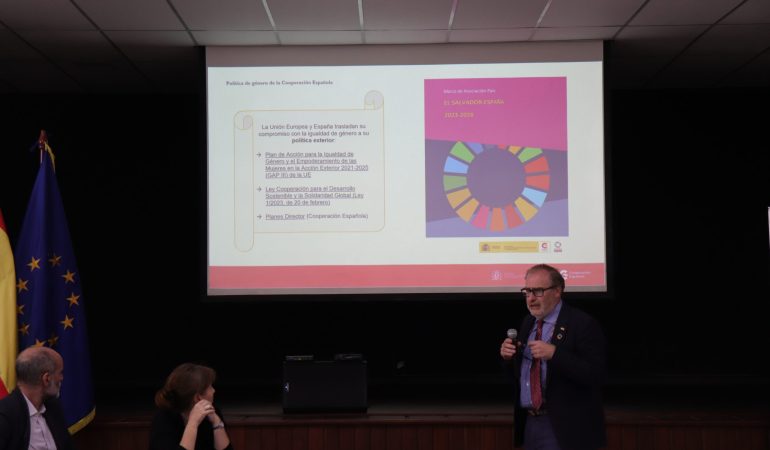 Hombre hablando durante la presentación
