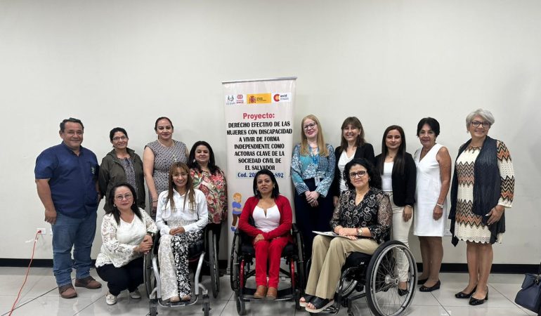 Grupo de personas, algunas con movilidad reducida
