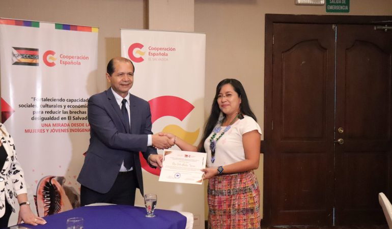 Entrega de diploma de graduación a estudiante de la Escuela de Formación Indígena