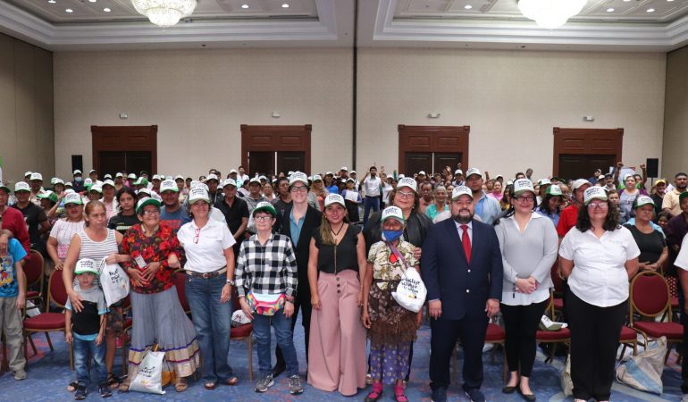 Grupo de personas con gorras posando para fotografía