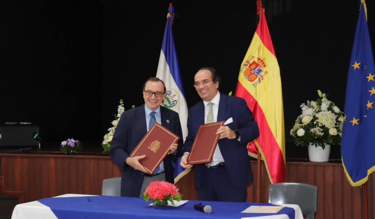 Embajador de España en El Salvador, Carlos de la Morena; y el rector de la UCA El Salvador , ...