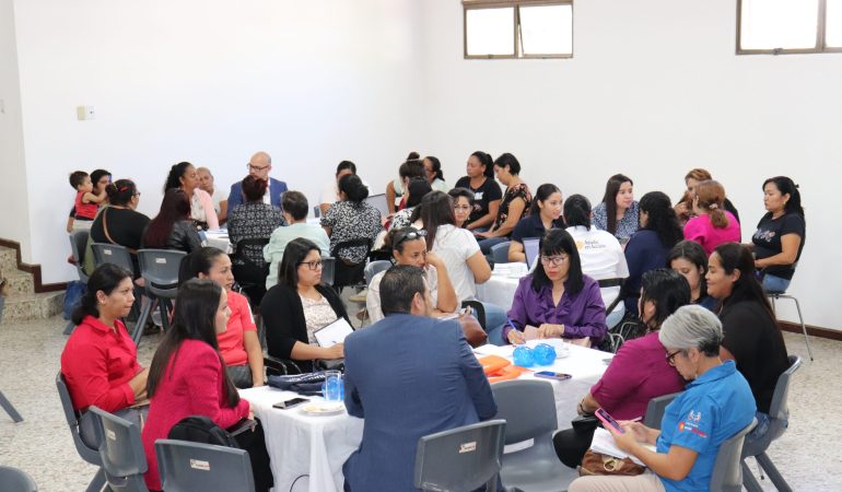 Grupo de personas en mesa redonda