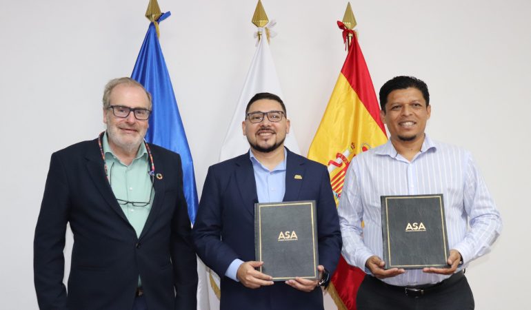 Fernando Rey, Coordinador General de la Cooperación Española en El Salvador, junto con otros dos ...