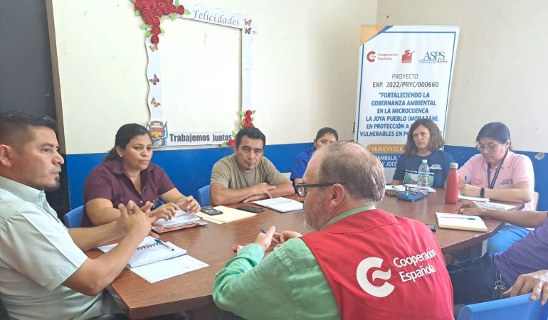 El Coordinador de la Cooperación Española en El Salvador, Fernando Rey Yébenes, junto a Amaia ...