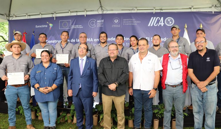El Embajador de España en El Salvador, Carlos de la Morena; junto al Coordinador de la Agencia Española de Cooperación Internacional para el Desarrollo (AECID), Fernando Rey Yébenes; el Ministro de Agricultura y Ganadería, Oscar Guardado; y el representante del Instituto Interamericano de Cooperación para la Agricultura (IICA), Erick Quirós