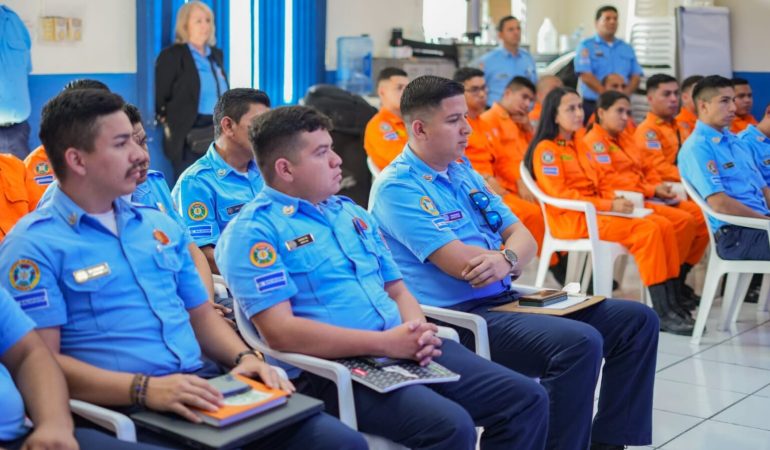 Bomberos en las instalaciones de la Sede Central del Cuerpo de Bomberos de El Salvador (CBES)