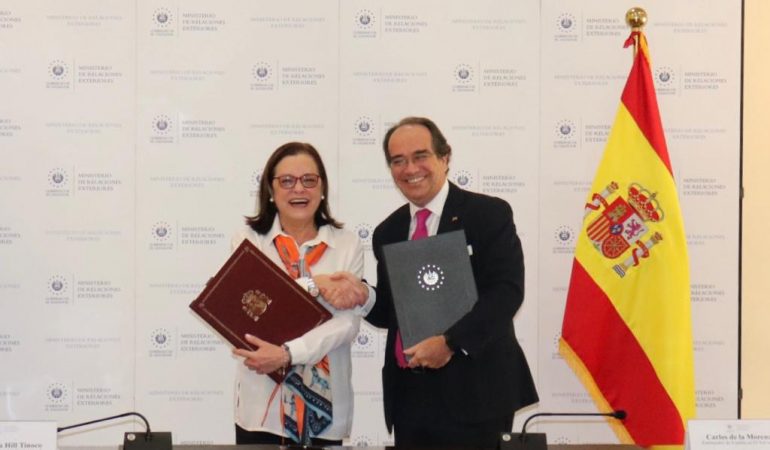 Ministra de Relaciones Exteriores, Alexandra Hill, y por parte de España, el Embajador de España ...