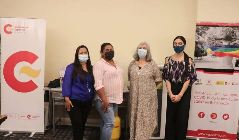 Cristina Aldama, Coordinadora General de AECID en El Salvador junto con otras mujeres