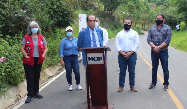 Embajador de España en El Salvador, Carlos de la Morena y Cristina Aldama, Coordinadora General ...