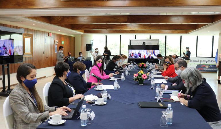Grupo de personas trabajando durante el diálogo
