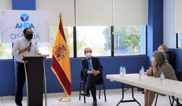 El Embajador de España en El Salvador, Carlos de la Morena, la Coordinadora de AECID El ...
