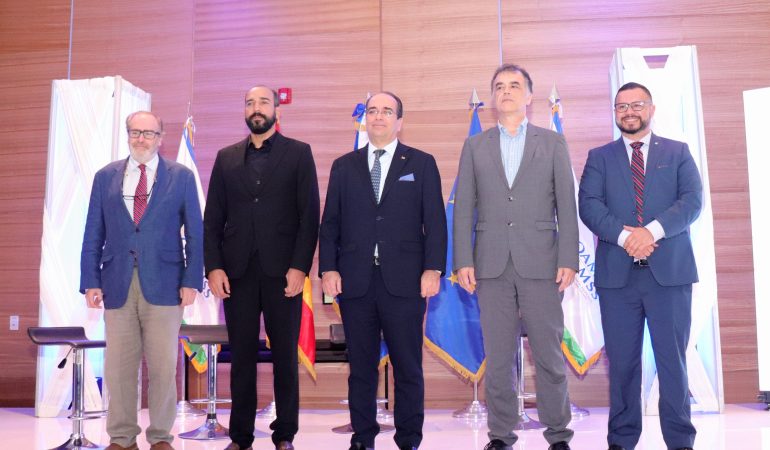 El director ejecutivo de la OPAMSS, Luis Rodriguez, junto a otras autoridades