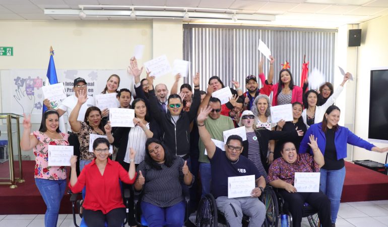 Grupo de personas mostrando sus diplomas