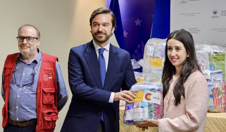 Entregando los productos de asistencia sanitaria el encargado de Negocios a.i de la Embajada de España en El Salvador, Alfonso Pérez-Hernández junto con otras autoriades