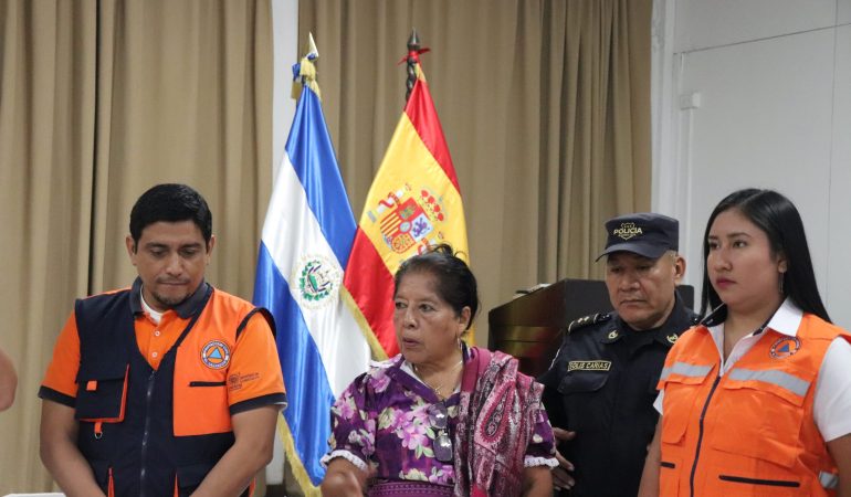 Representantes de la Escuela de Formación Indígena