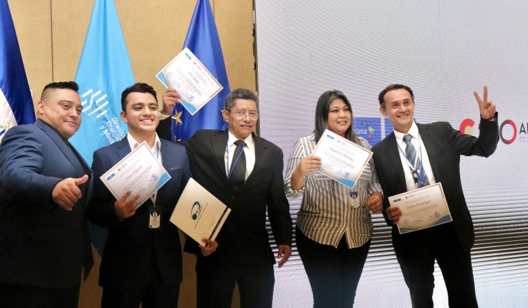 Grupo de personas mostrando sus diplomas de certificación en eficiencia energética