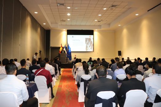 Público con presentación de fondo