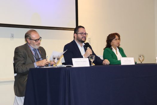 Fernando Rey Yébenes, junto al Secretario Daniel Hernández  de la Secretaría de Innovación y otra mujer