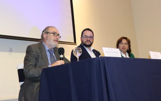Fernando Rey Yébenes, junto al Secretario Daniel Hernández  de la Secretaría de Innovación y otra mujer