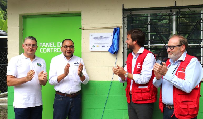 El encargado de Negocios a.i de la Embajada de España en El Salvador, Alfonso Pérez-Hernández Egart, y el titular de ANDA El Salvador, Rubén Alemán, inauguraron el proyecto de mejora del sistema de agua