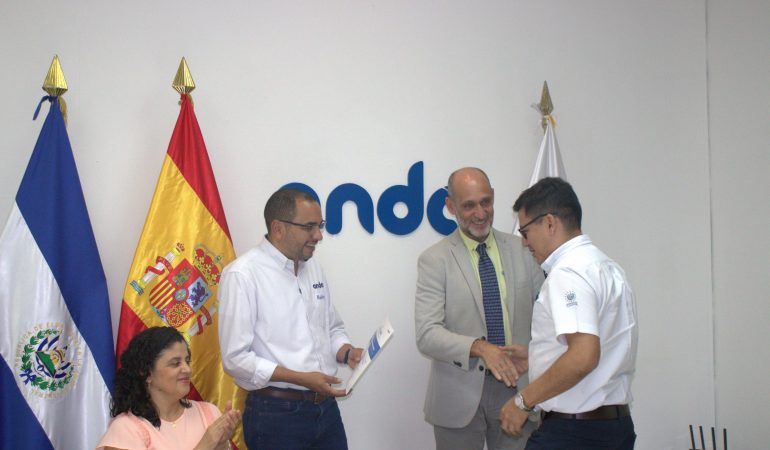 Representantes de la Agencia Española de Cooperación Internacional para el Desarrollo (AECID) y de la Administración Nacional de Acueductos y Alcantarillados (ANDA) 