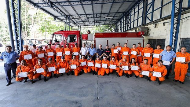 Grupo de bomberos/as posando para fotogarfía 