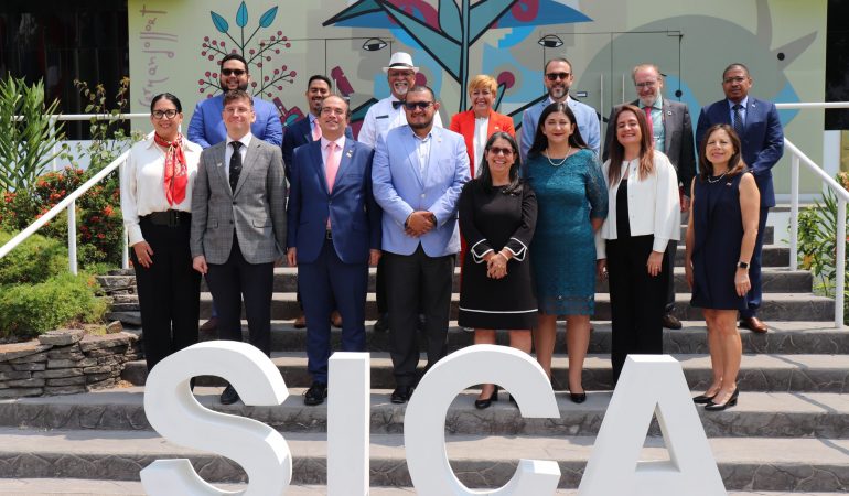 El Embajador de España en El Salvador, D. Carlos de la Morena, y el Coordinador de la Agencia Española de Cooperación Internacional para el Desarrollo, Fernando Rey Yébenes, junto con otros representantes