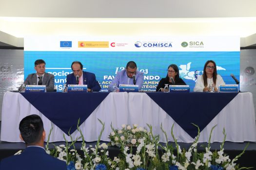 Mesa con representantes durante el acto 