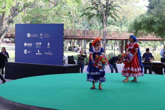 Mujeres con traje regional sobre el escenario