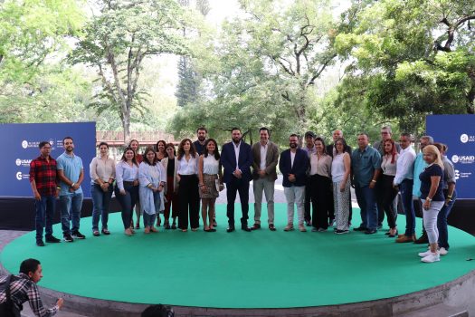 Grupo de personas posando para fotografía