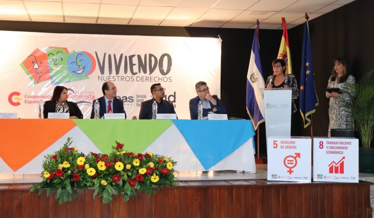 Grupo de personas escuchando presentación 