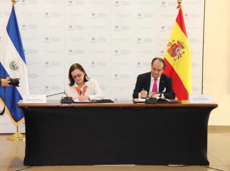 Firmando acuerdo