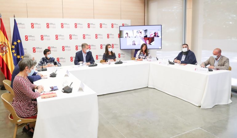 Sus Majestades los Reyes de España y varios cooperantes españoles en el exterior.