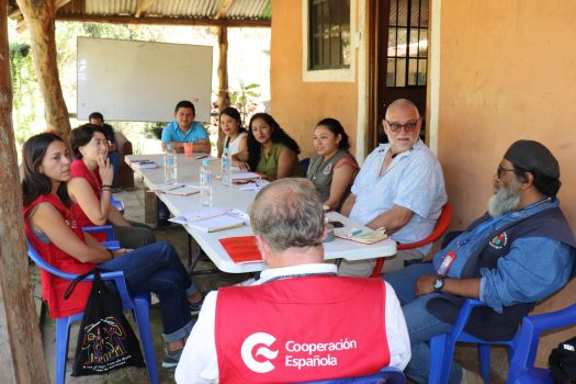 Grupo de personas charlando