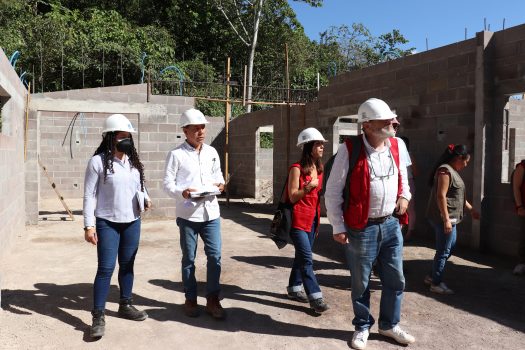 Autoridades con cascos visitando la obra