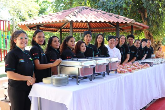 Grupo de estudiantes durante el acto