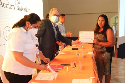 Mujer mostrando diploma
