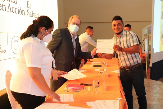 Hombre mostrando diploma