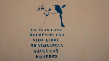 En esta casa queremos una vida libre de violencia hacia las mujeres», mensaje en la fachada de una vivienda en Suchitoto (El Salvador). Foto: AECID