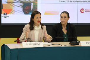 Dos mujeres hablando durante el acto