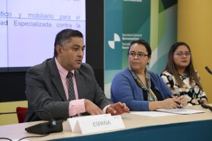 Dos mujeres y un hombre durante el acto