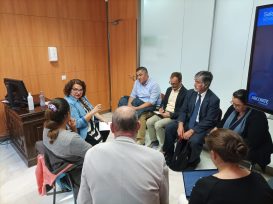 Grupo de personas hablando