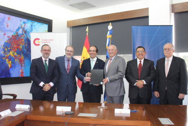 Autoridades con carpeta en mano